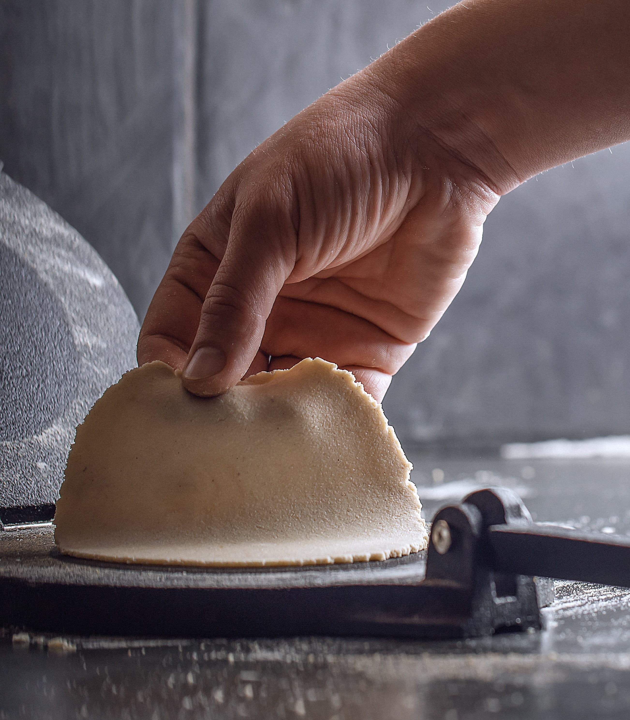 Hand-pressing tortillas on a traditional comal — Jícara Orlando